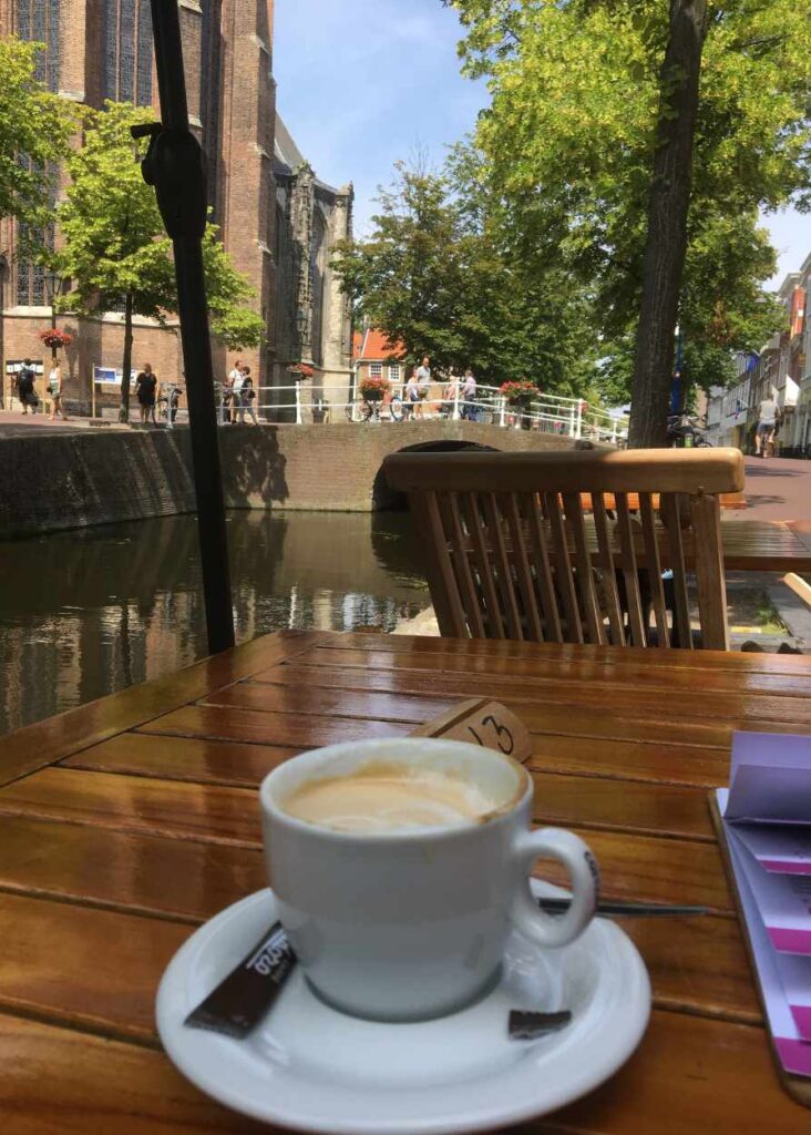 Tomando un café frente al canal, una de las mejores cosas que hacer en Delft