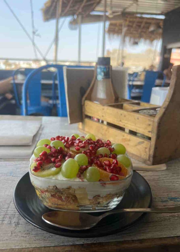 desayunando frente al lago en Pushkar