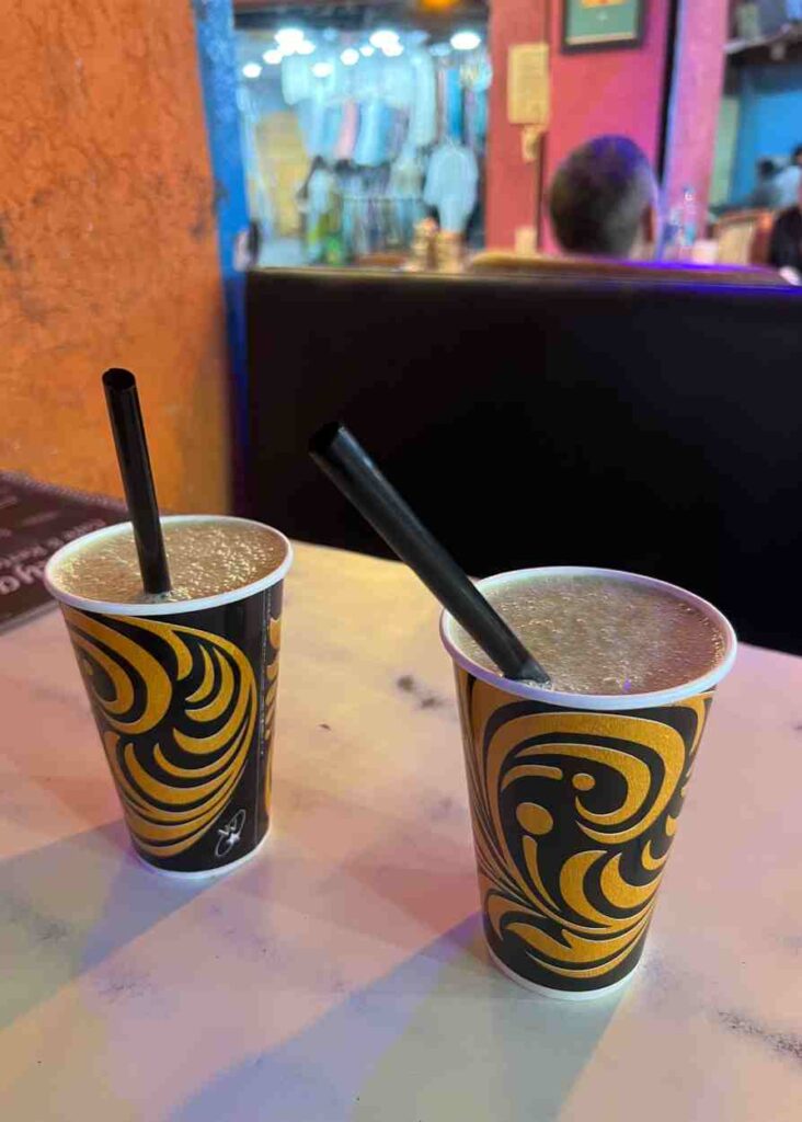 tomando un special lassi, una de las cosas que hacer en Pushkar