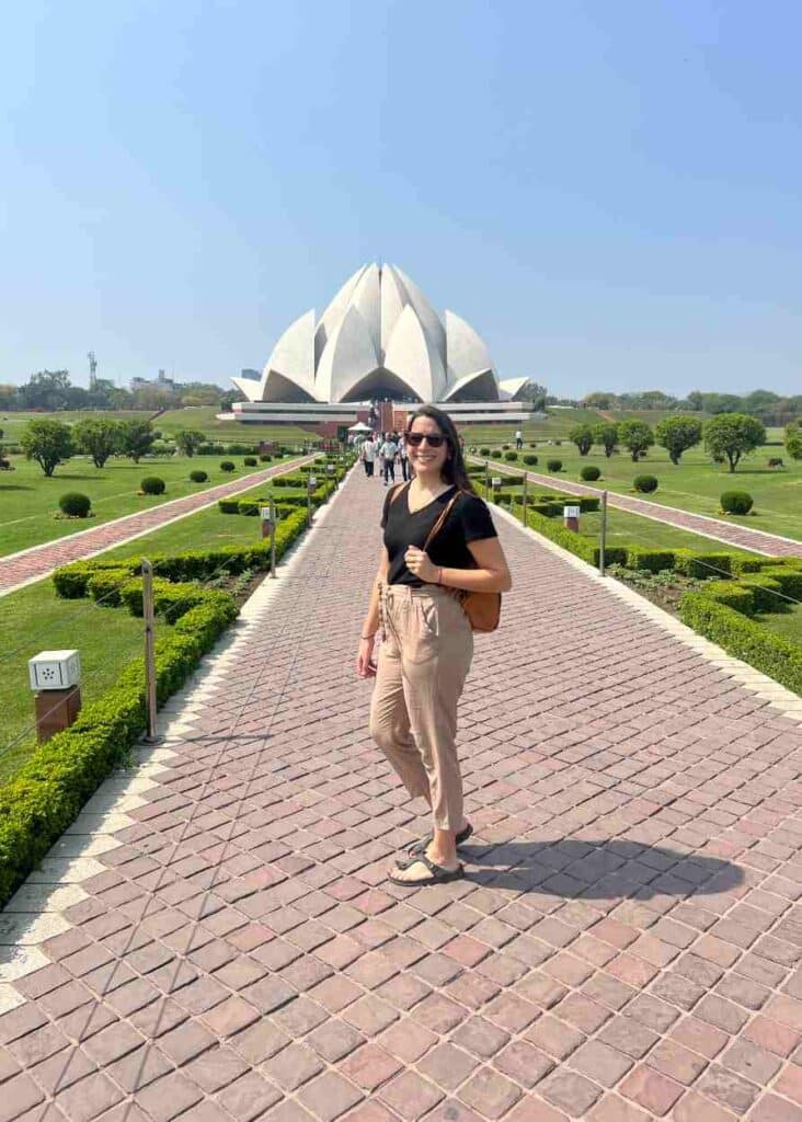 el templo de loto en Delhi en un día de sol y feriado, sin mucha gente