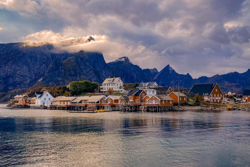 Sakrisøy, un pueblo de cabañas amarillas para alojarse en Lofoten