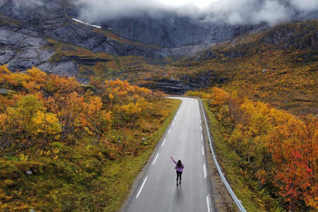 Camino a Nusfjord, uno de los lugares más bonitos donde alojarse en lofoten