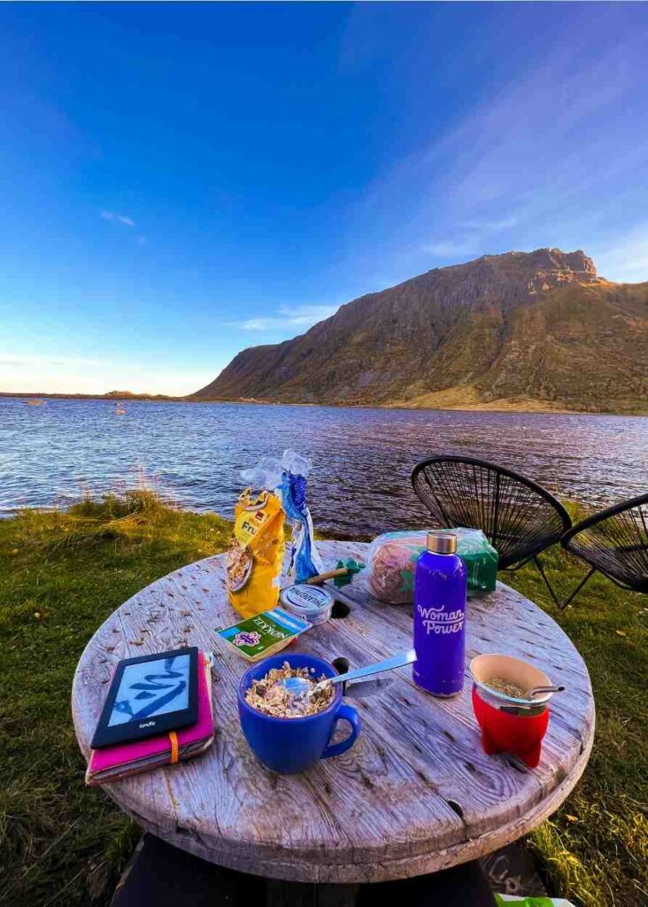 desayunando en FURU hostel en Lofoten