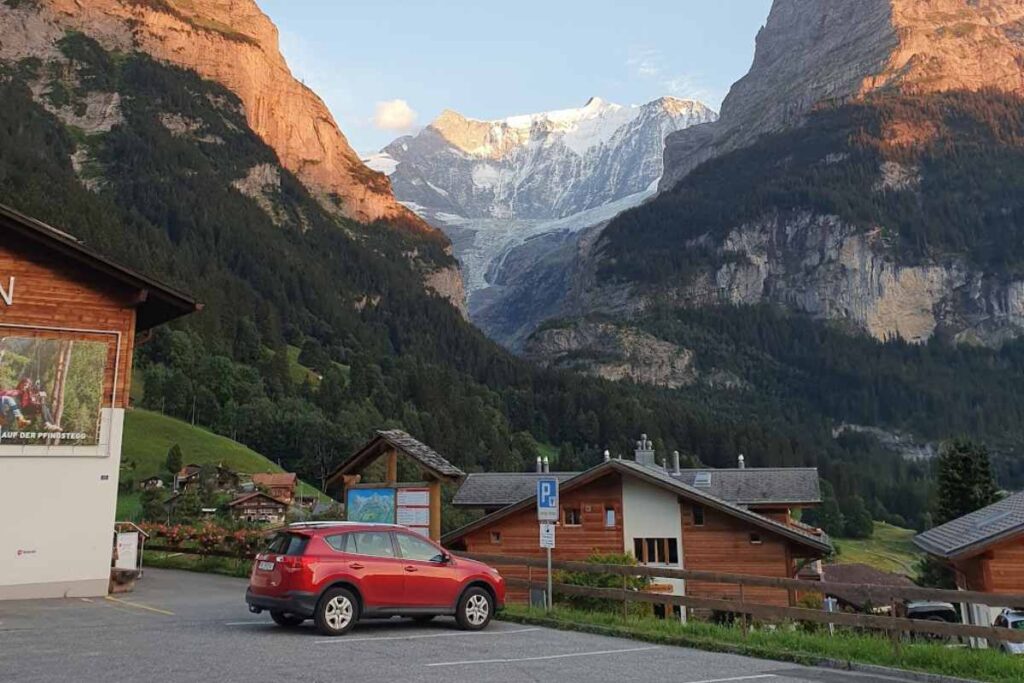 un auto aparcado, para ilustrar el post alquilar un coche en Suiza