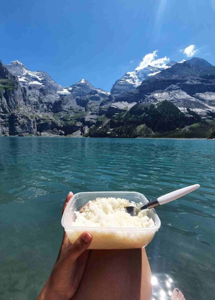 foto de mi tupper con arroz con queso comiendo en oeschinensee