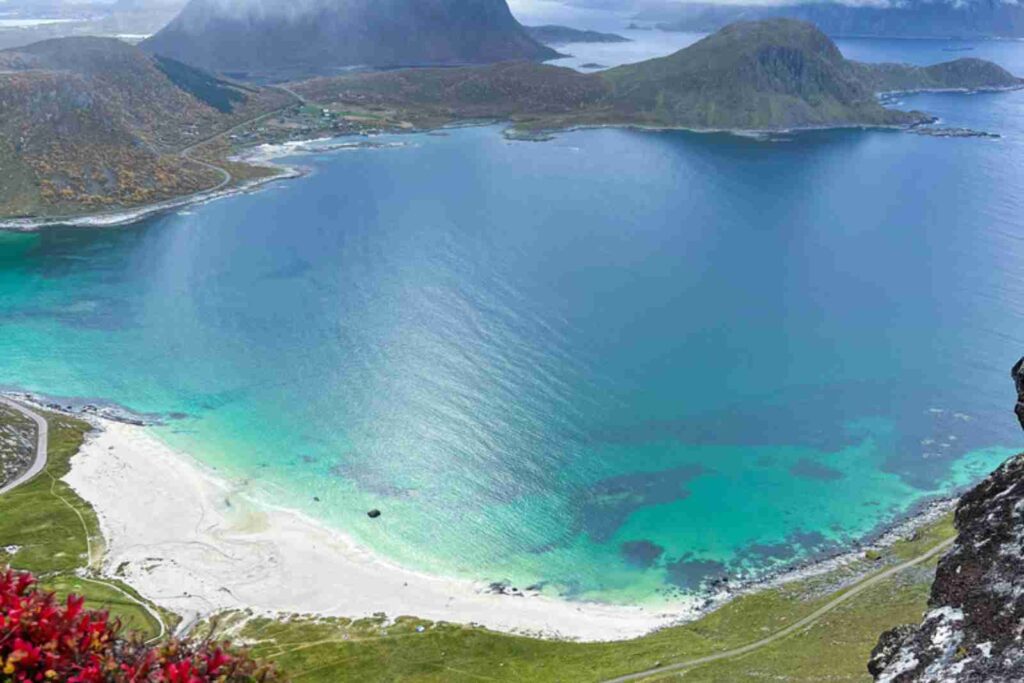 La playa de Haukland desde el mirador de Mannen