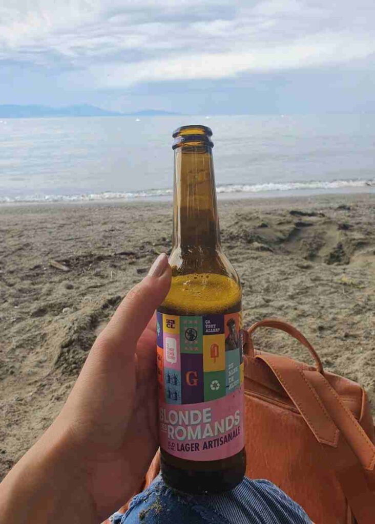 Tomando una cerveza en la playa, una actividad relajante que hacer en Lausana