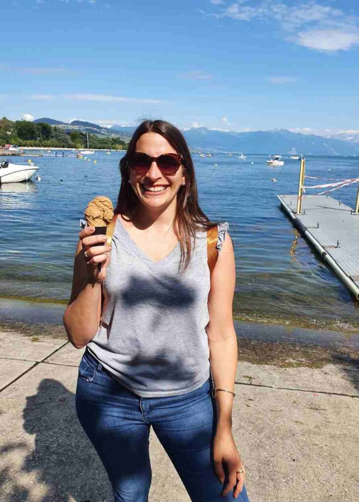 Yo comiendo un helado frente al lago en Lausana