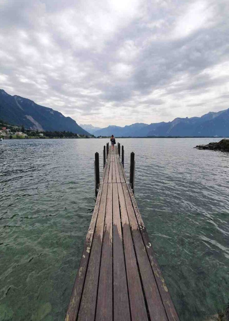 un pequeño muelle en la ribera del lago lemán, un imperdible que ver en Montreux