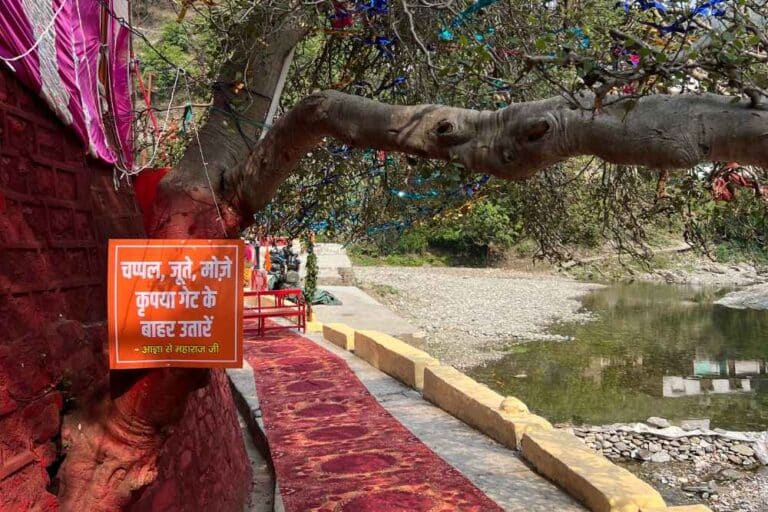 Visité el ashram de Sombari Baba en India (y conocí a un guru real)