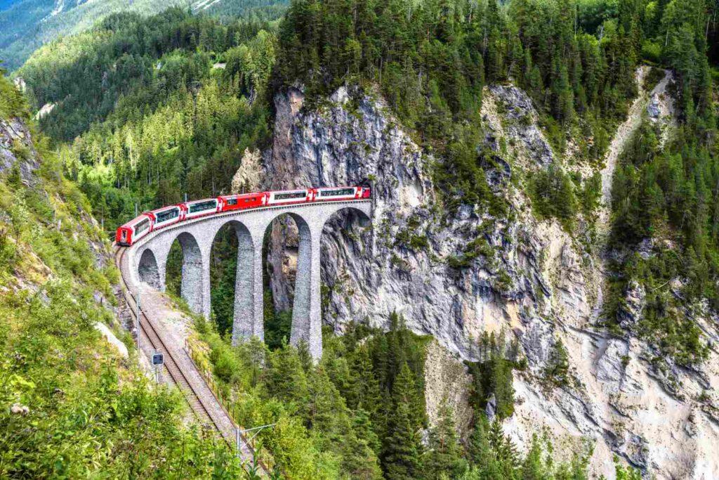 foto del glacier express, uno de los trenes panorámicos de suiza más impactantes