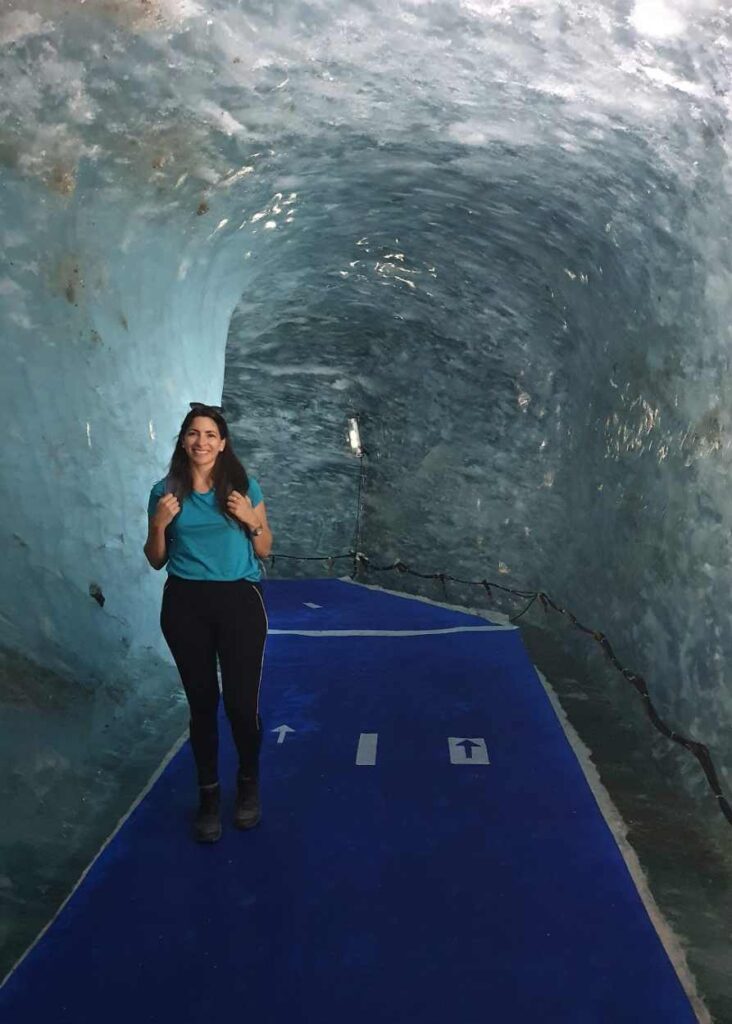 Cueva de hielo dentro del Glaciar Mer de Glace en Francia