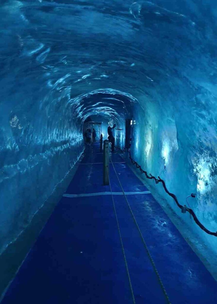Cueva dentro del Glaciar Mer de Glace en Francia