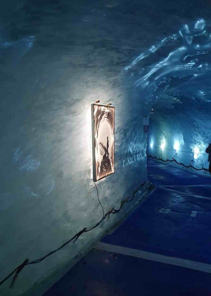 cueva adentro de un glaciar en Francia