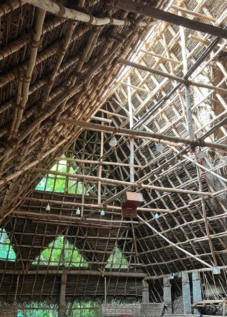 El techo de un bungalow en sadhana forest