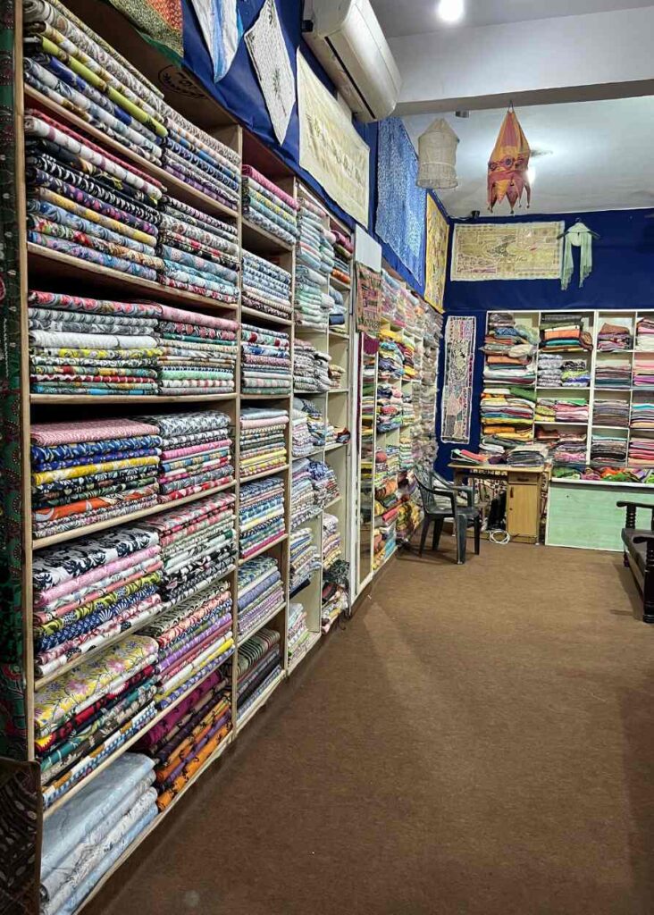 Textiles en una tienda en un bazaar de india