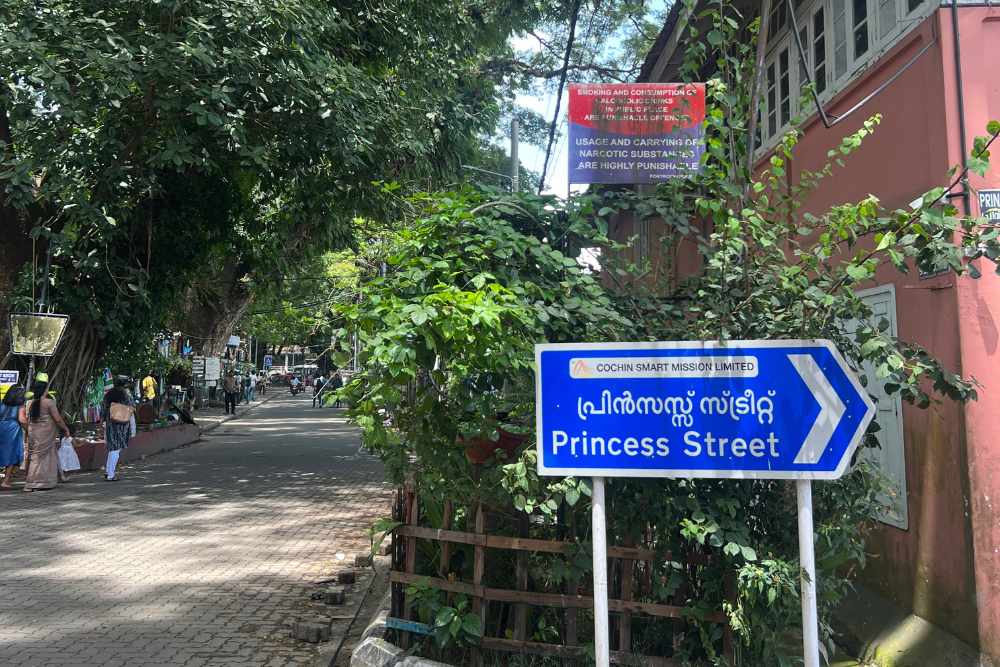Un cartel de Princess Street, una calle principal que ver en Kochi
