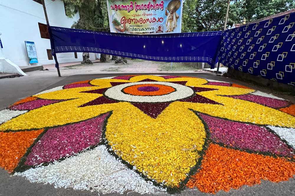 Un mandala gigante en el suelo hecho con flores frescas para festejar onam en kochi, kerala