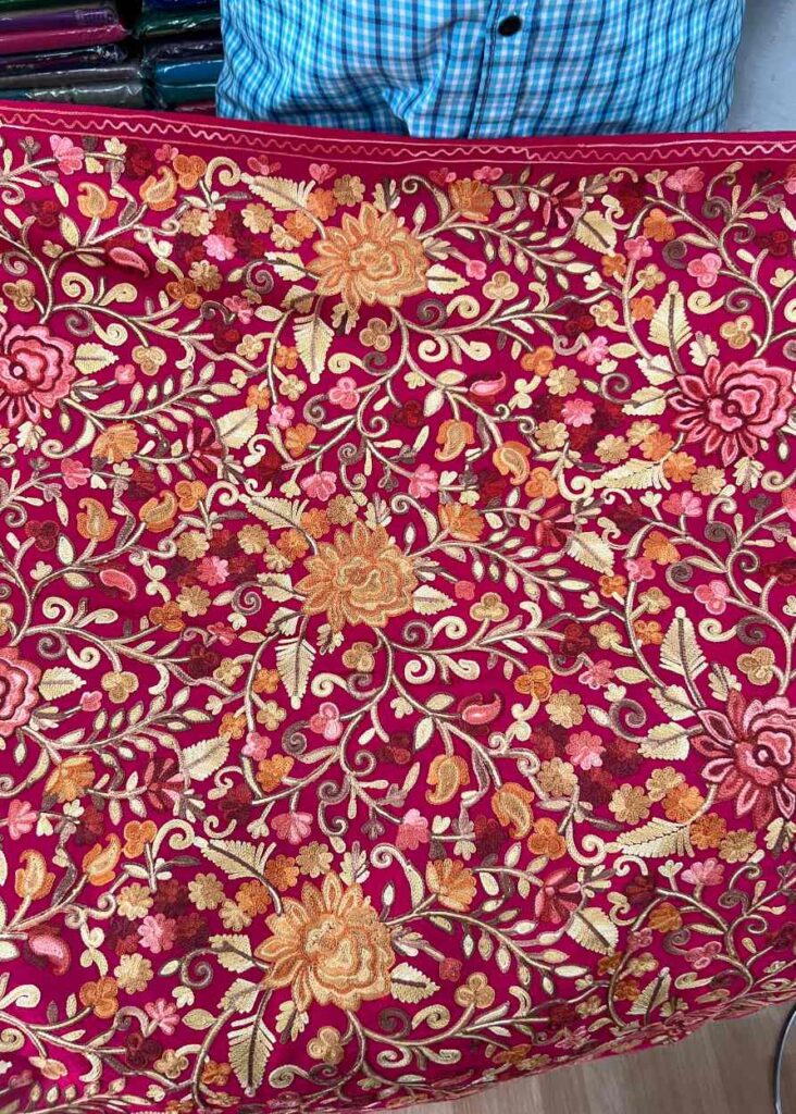 una pashmina, una de los recuerdos bonitos que comprar en india