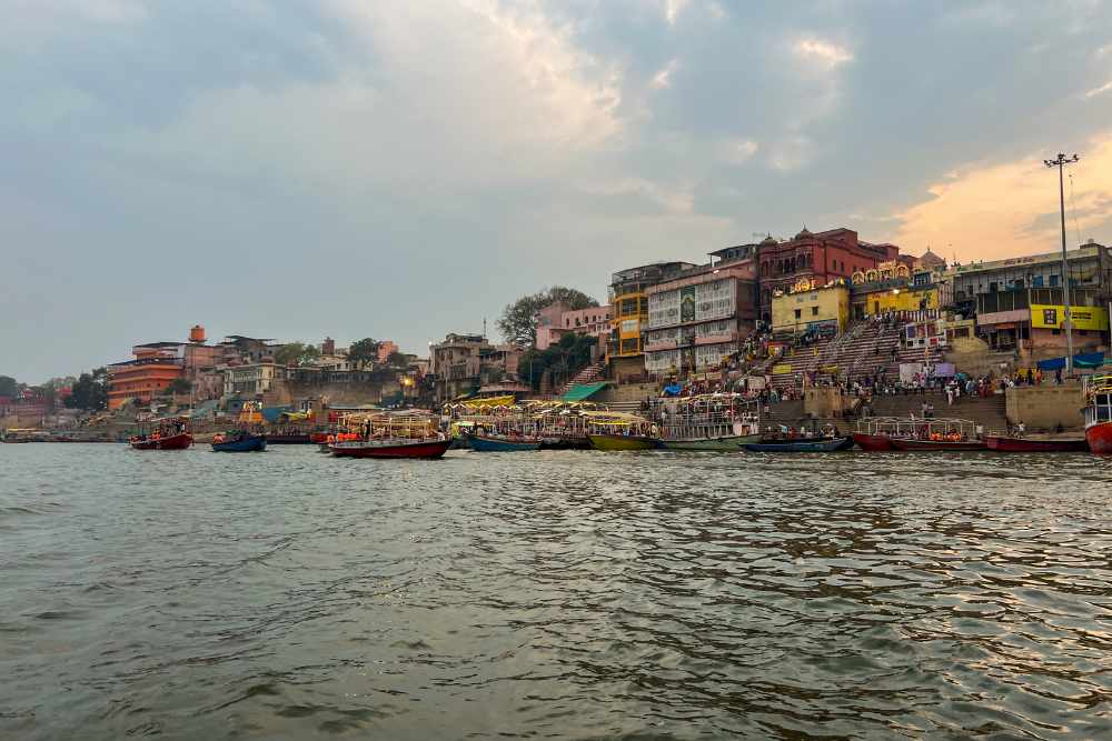 El rio ganges con Varanasi de fondo