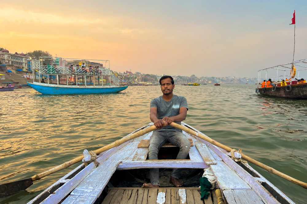 El remero de nuestro bote de paseo por el ganges en Varanasi