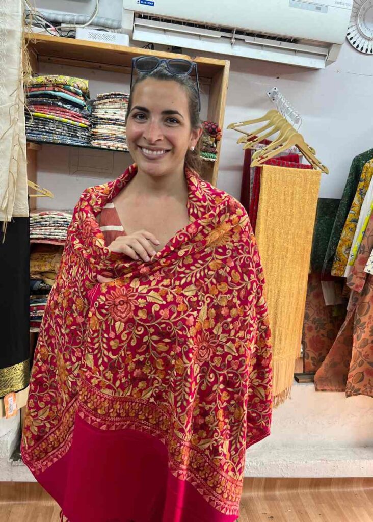 una pashmina, una de los recuerdos bonitos que comprar en india