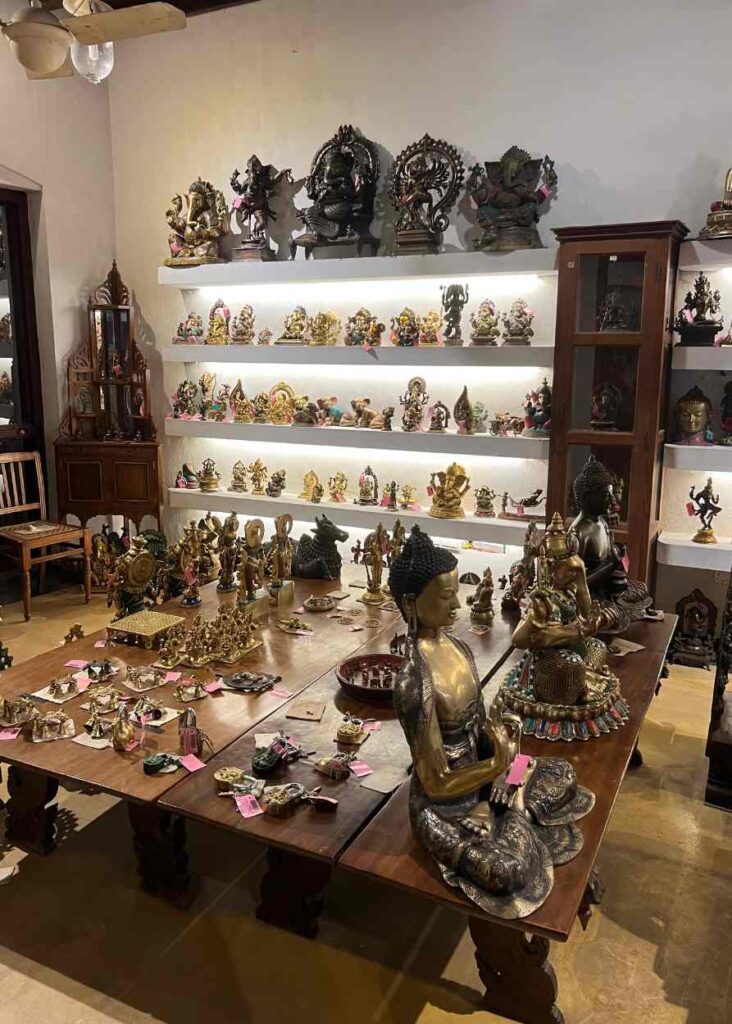 una tienda en india que vende estatuillas de dioses y más souvenirs