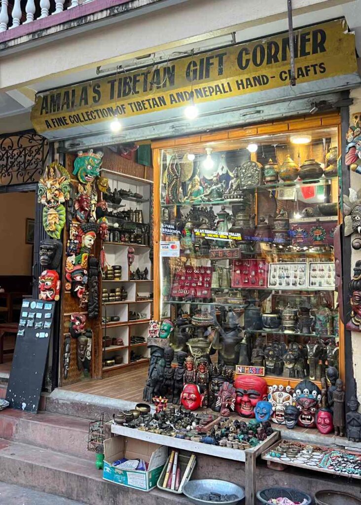 una tienda en india que vende estatuillas de dioses y más souvenirs