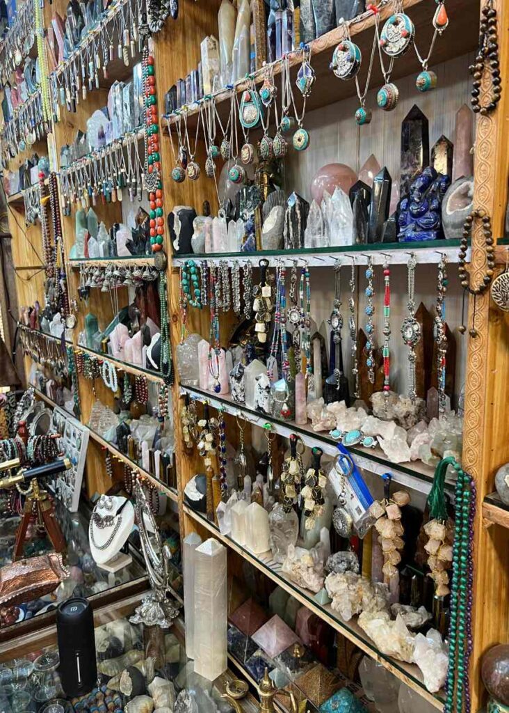 una tienda de cristales y piedras preciosas en India