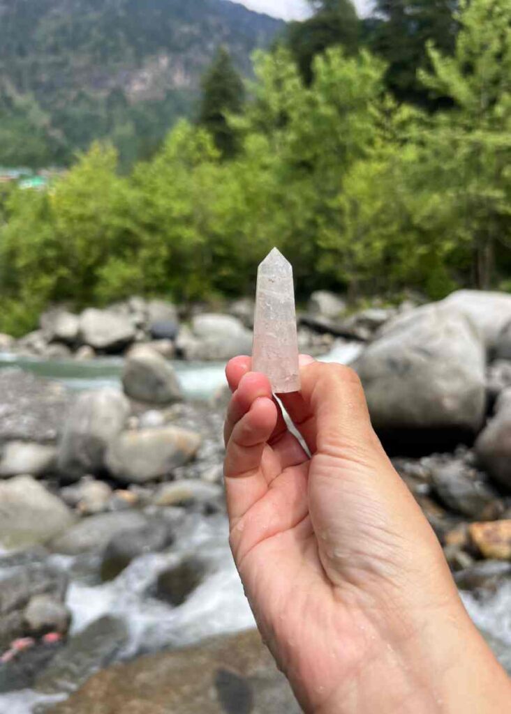 un cristal que compre en India, lavándolo en el río