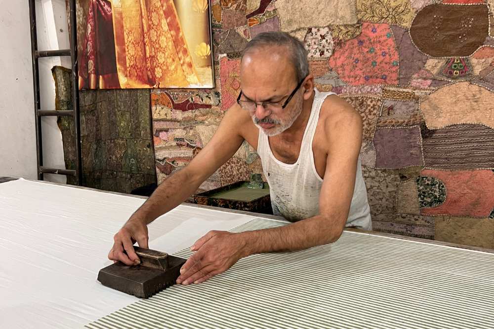 un hombre haciendo block printing en una tienda de Jaipur