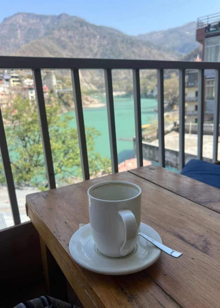 Tomando un café frente al Ganges, una de las mejores cosas que hacer en Rishikesh