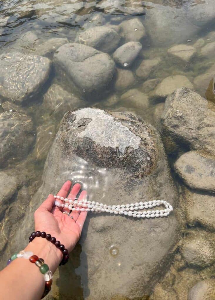 Lavando mi mala de perlas en el Ganges