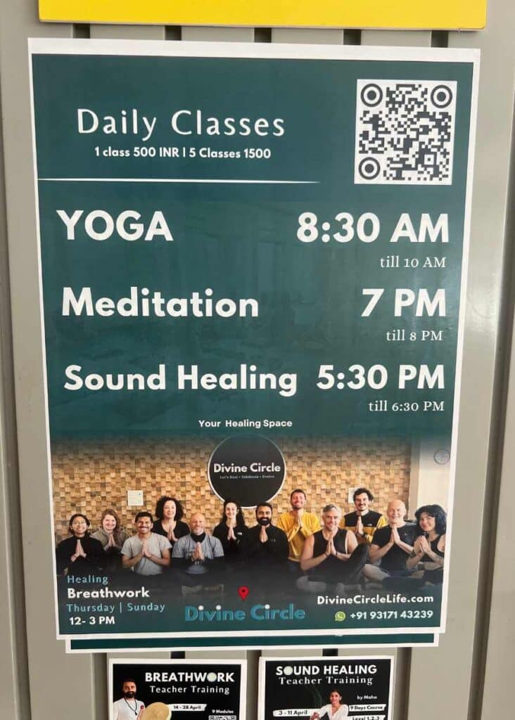 Carteles que indican clases de yoga
