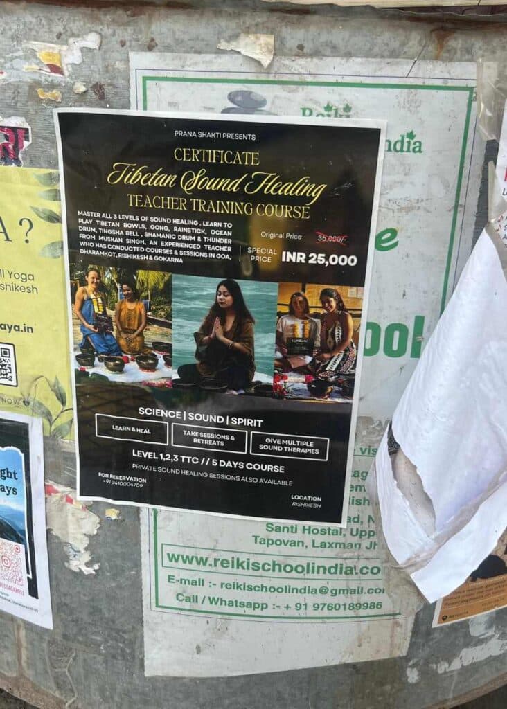 Carteles que indican clases de yoga