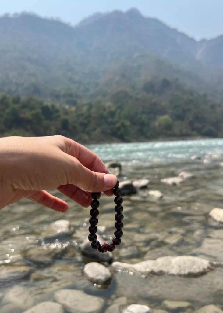 Lavando mi pulsera de granate en el Ganges
