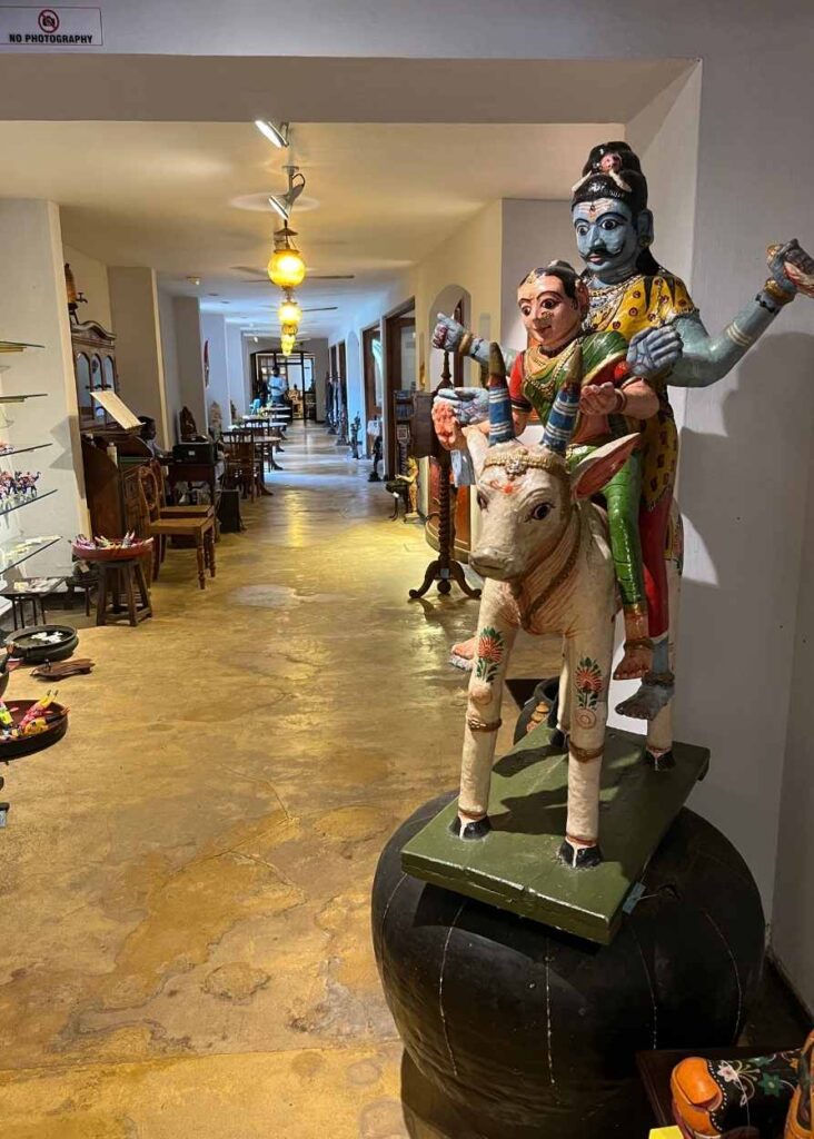 una exposición de arte en Kochi