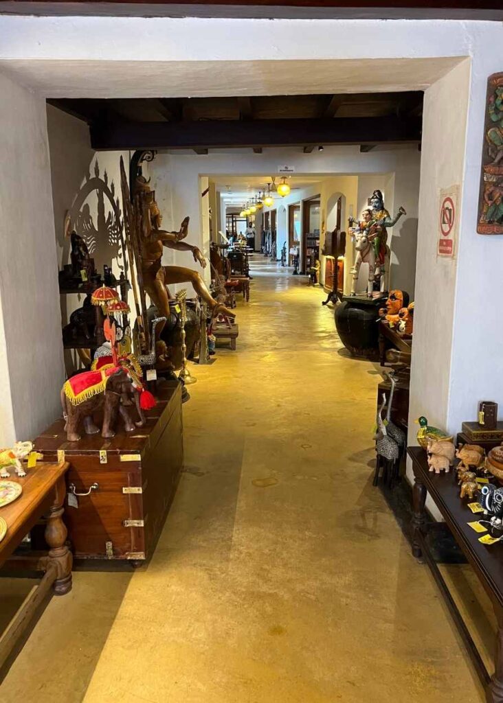 una exposición de arte en Kochi