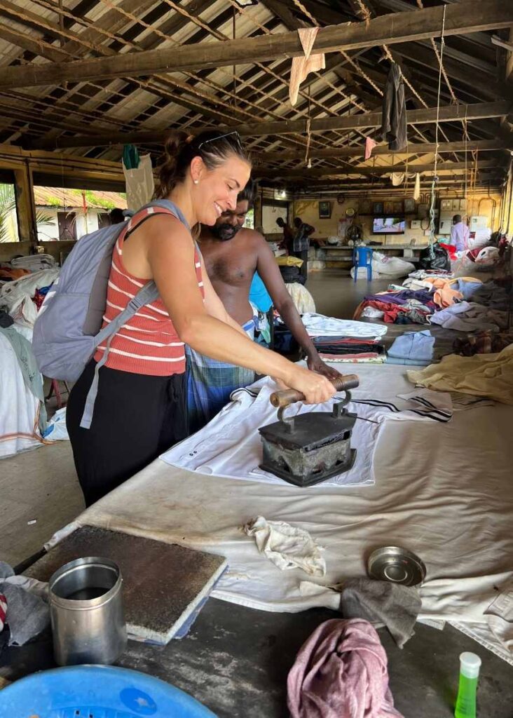Yo ayundando a planchar ropa en Kochi