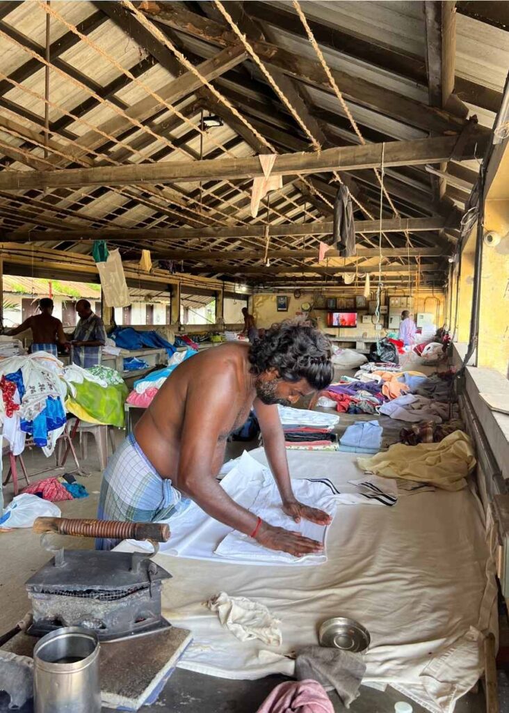 Un hombre doblando ropa en Kochi