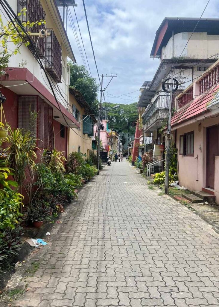 una calle en Fort Kochi