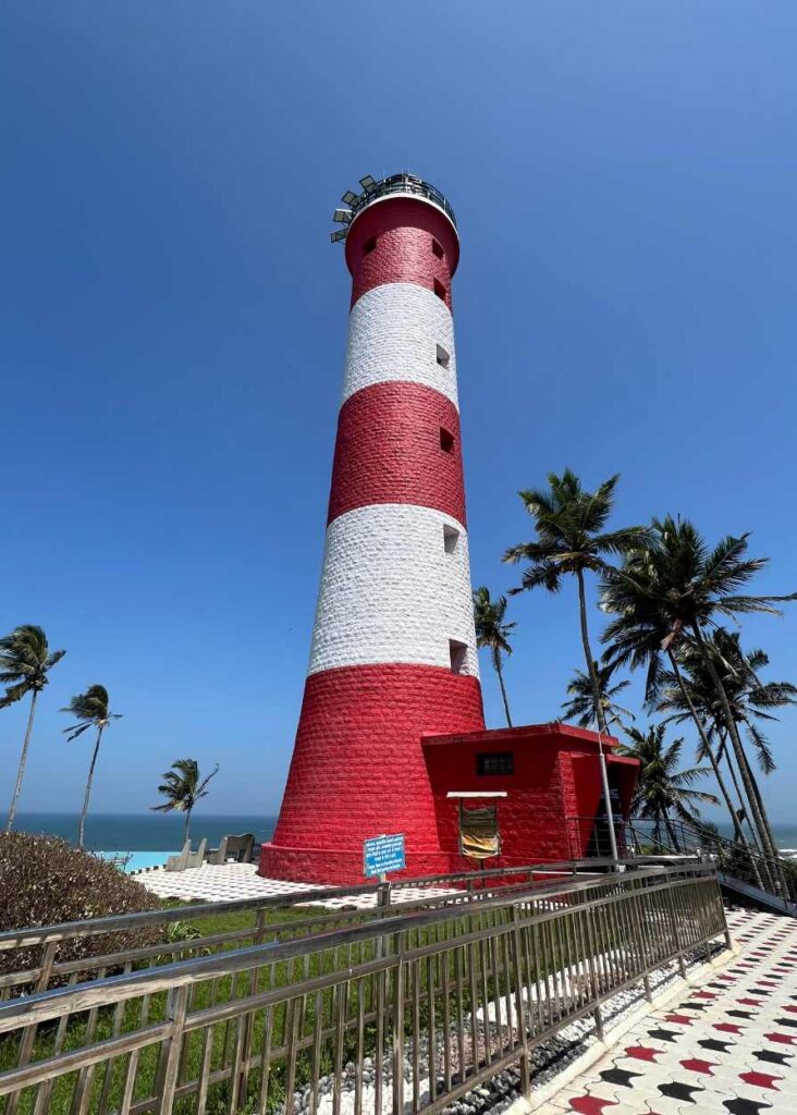 El faro rojo y blanco de kovalam