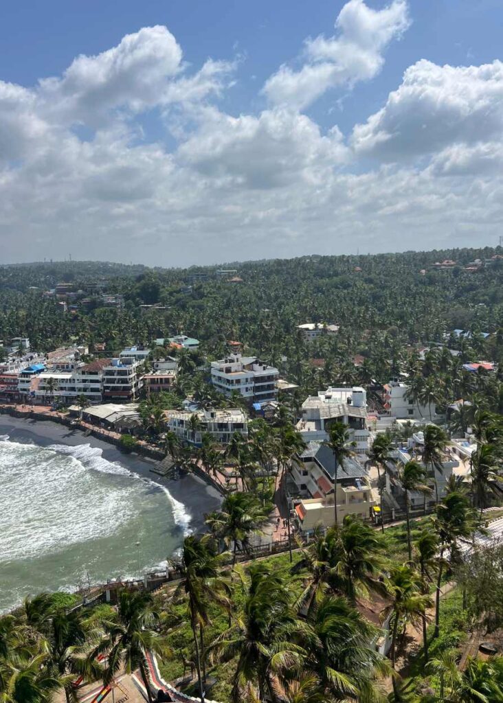 Viste de Kovalam desde el faro con los bosques de palmeras y el mar