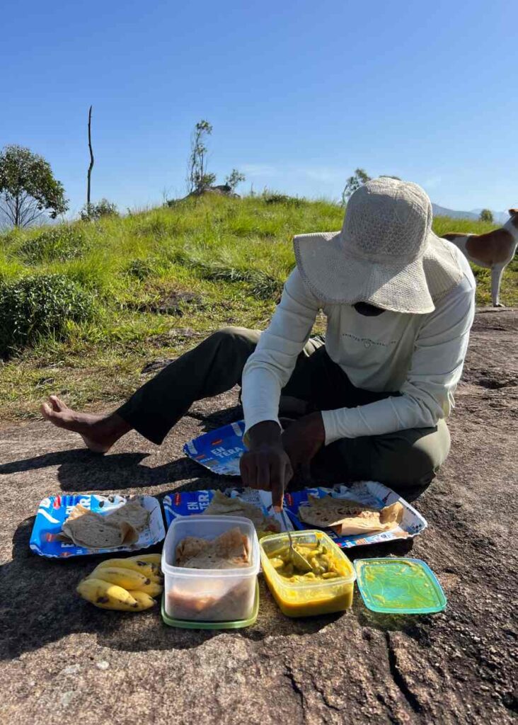 el guía indio que nos llevó de trekking, preparando el almuerzo en Munnar