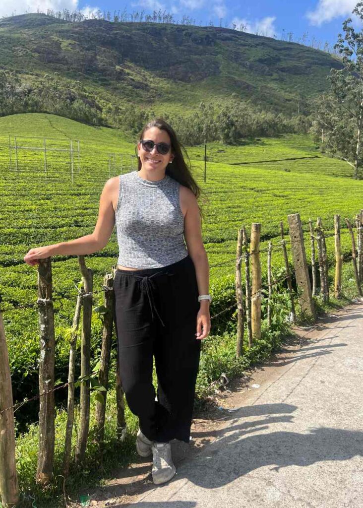 Yo posando frente a un viewpoint que ver en Munnar