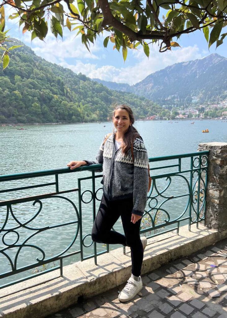 Yo con el lago de Nainital atras