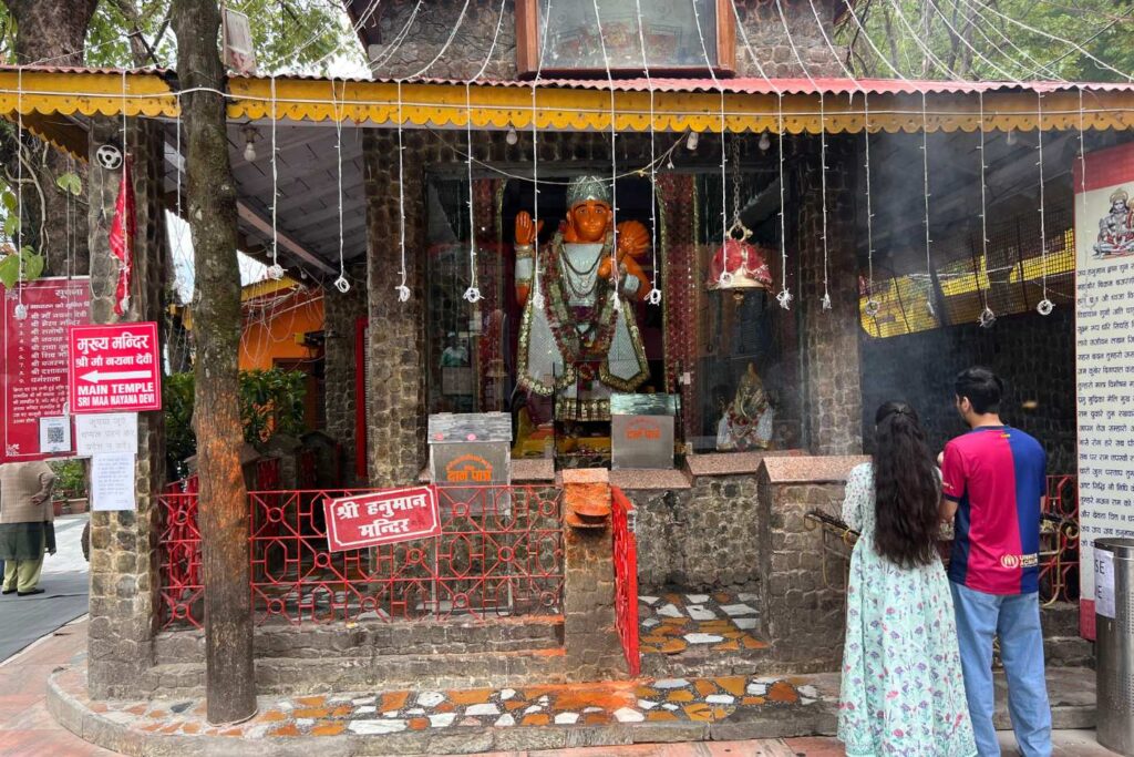 Templo de Naina Devi en Nainital, con Hanuman, un imperdible que ver en Nainital