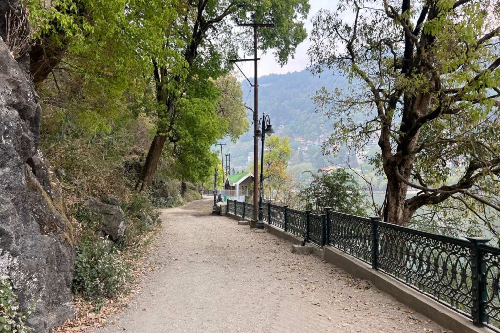 Caminar alrededor del lago es una de las mejores cosas que hacer en Nainital. Este es el camino que bordea el lago.
