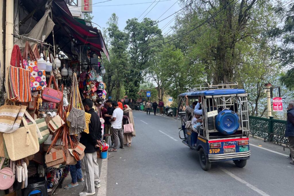 Mall Road, la calle principal que bordea al lago en Nainital