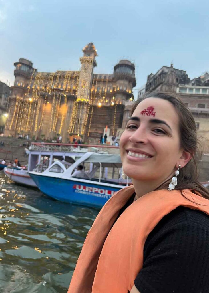 paseando en bote por el ganges, una actividad imperdible que hacer en Varanasi